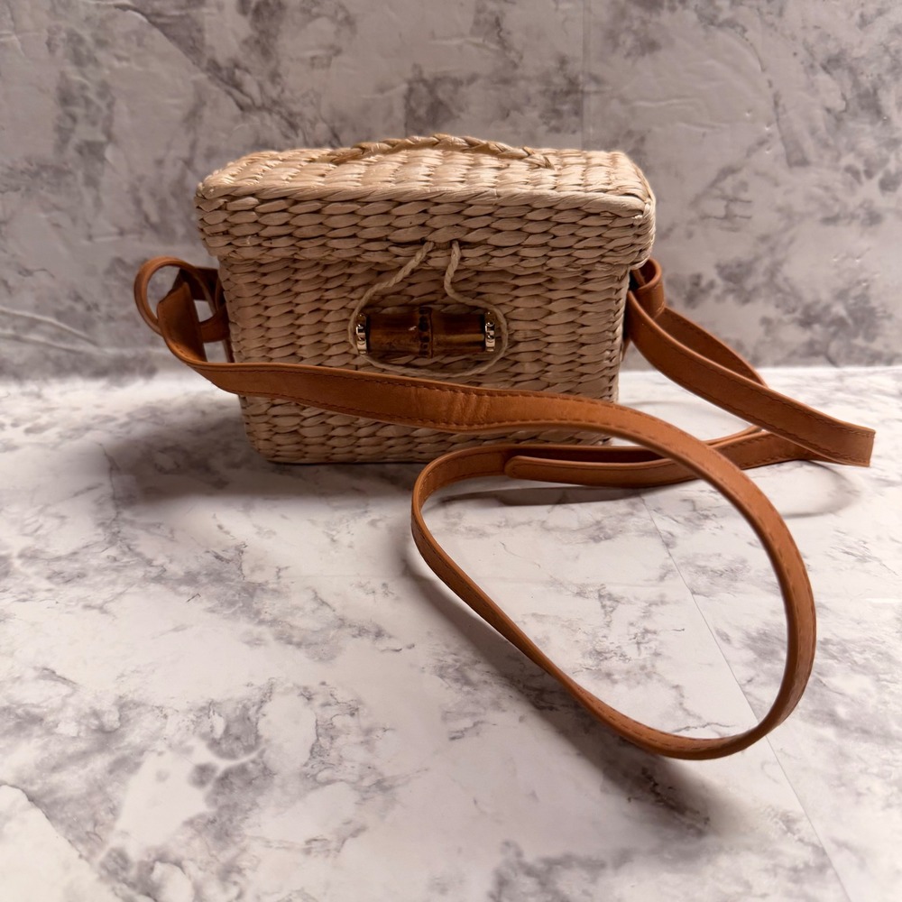 BTB Los Angeles Stella Straw Box Crossbody Bag Bamboo Toggle Closure Tan Wicker